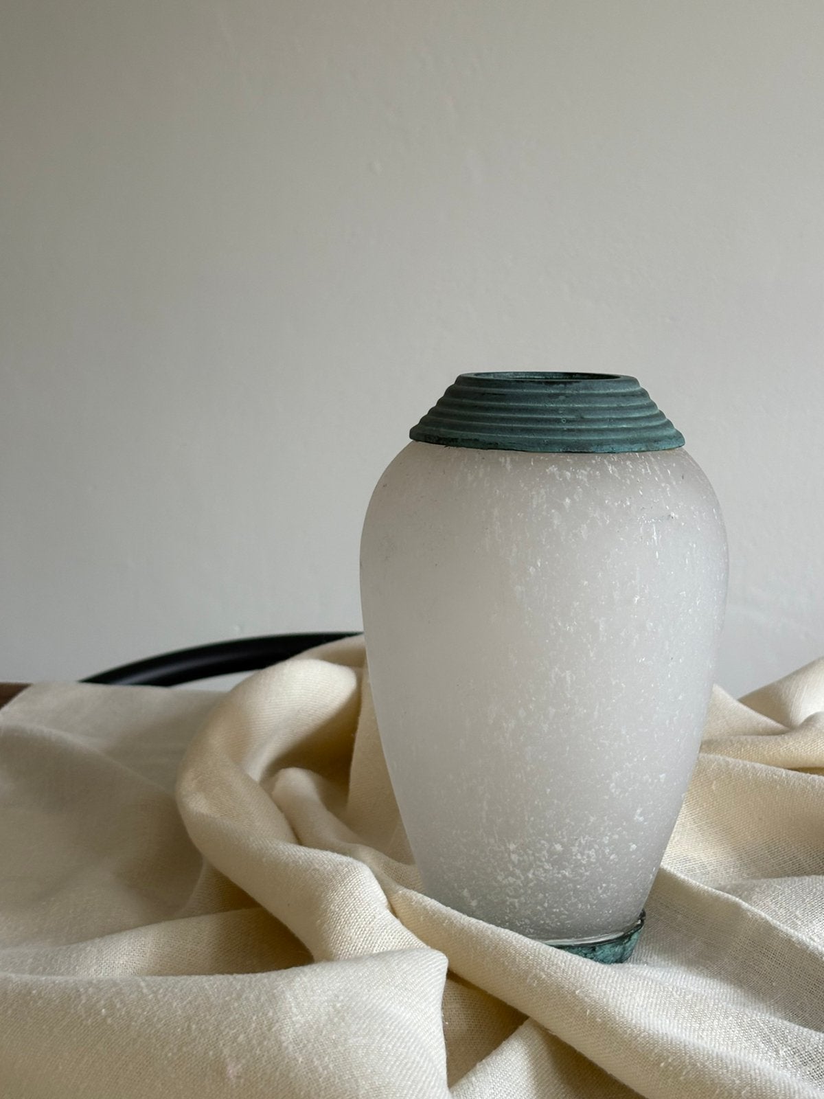 Vintage Murano mat wit glazen & koperen details vaas, Wit, Ophalen of Verzenden, Minder dan 50 cm, Glas