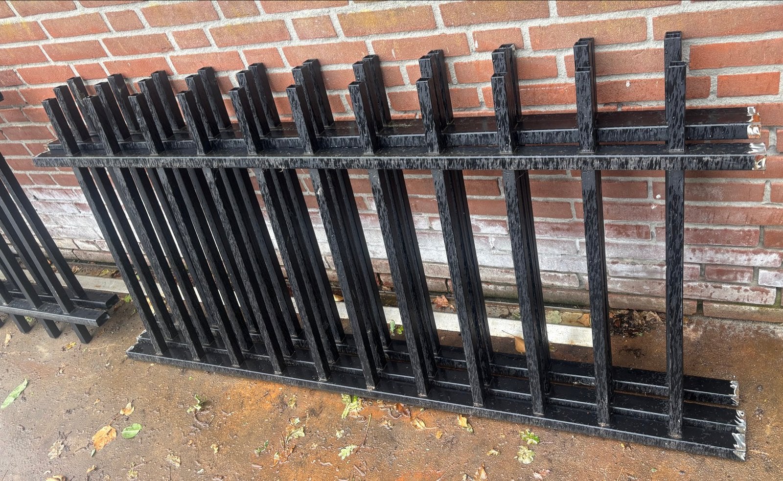 Drie delen spijlen hekwerk met vierkante kokers, Ophalen, Gebruikt, IJzer, Spijlenhekwerk