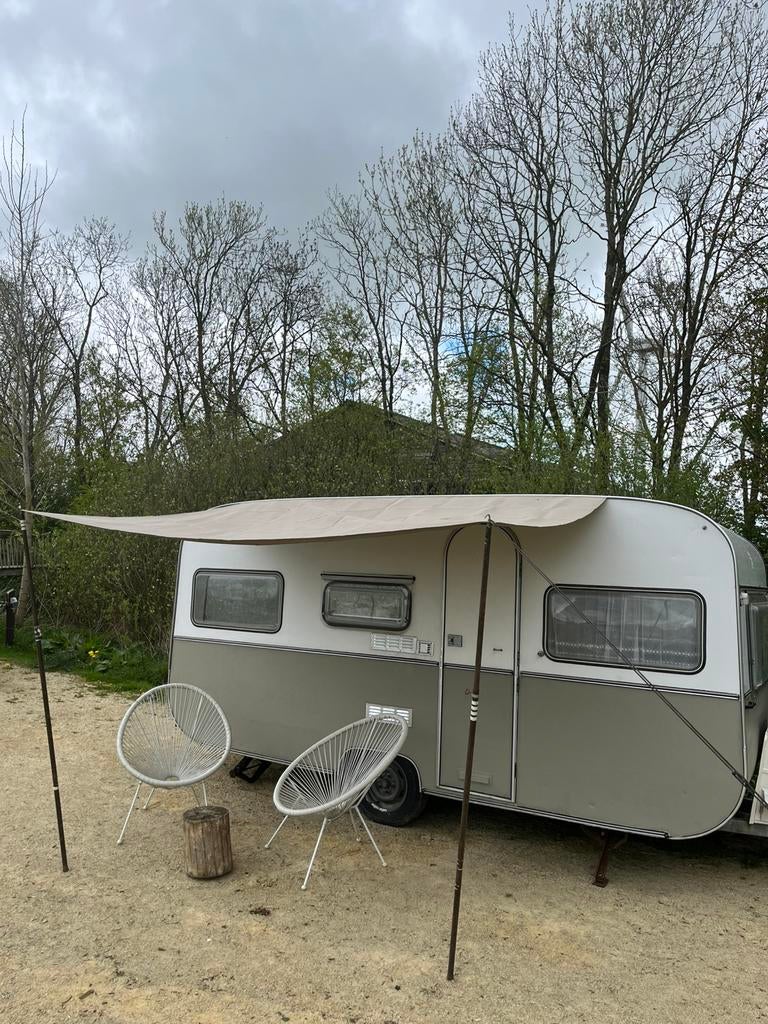 Gepimpte vintage caravan met stapelbed, Particulier, Rondzit, Koelkast