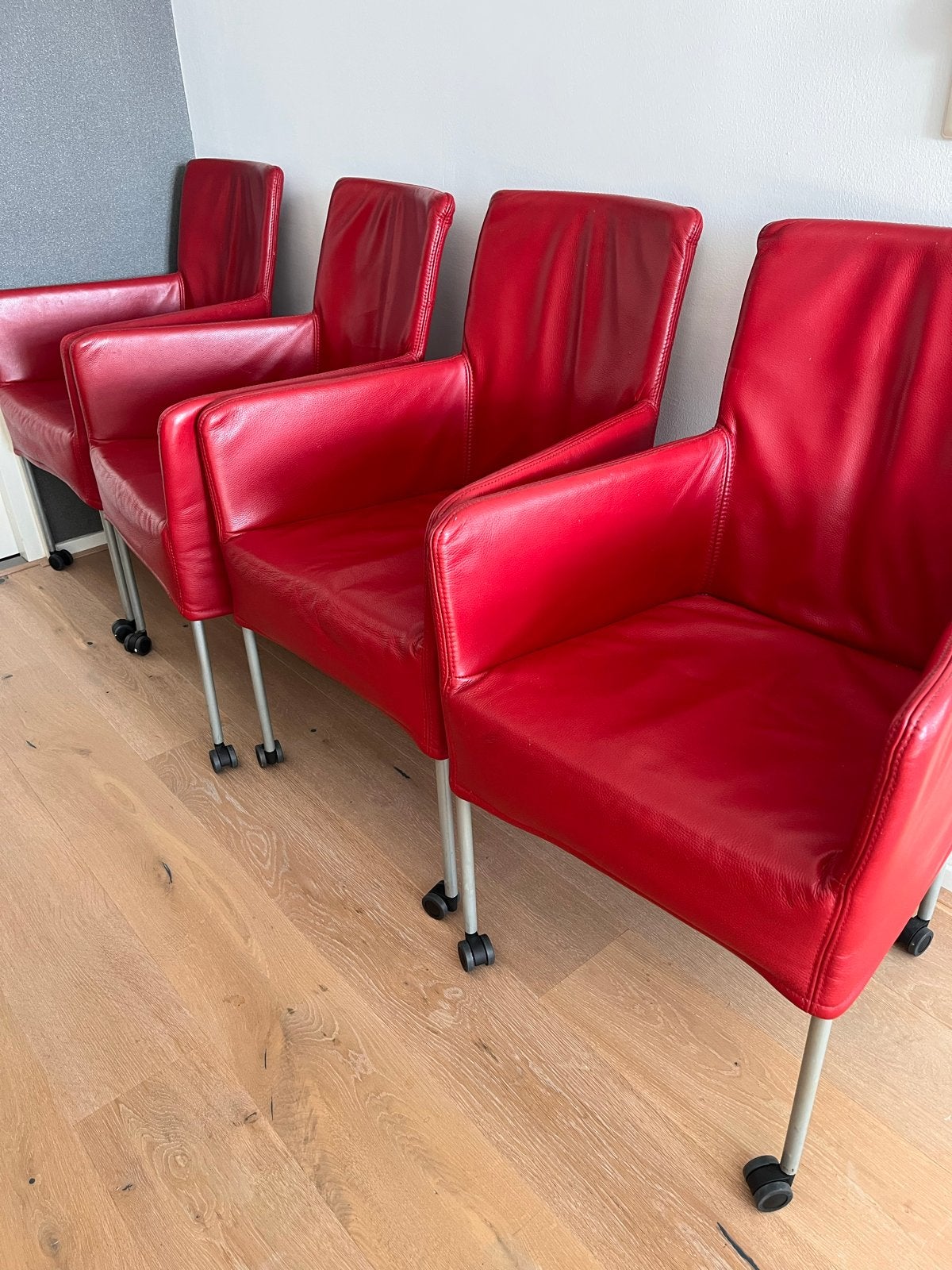 Rode leren eetkamerstoelen met wieltjes (4 stuks), Huis en Inrichting, Stoelen, Ophalen, Gebruikt, Leer, Vier