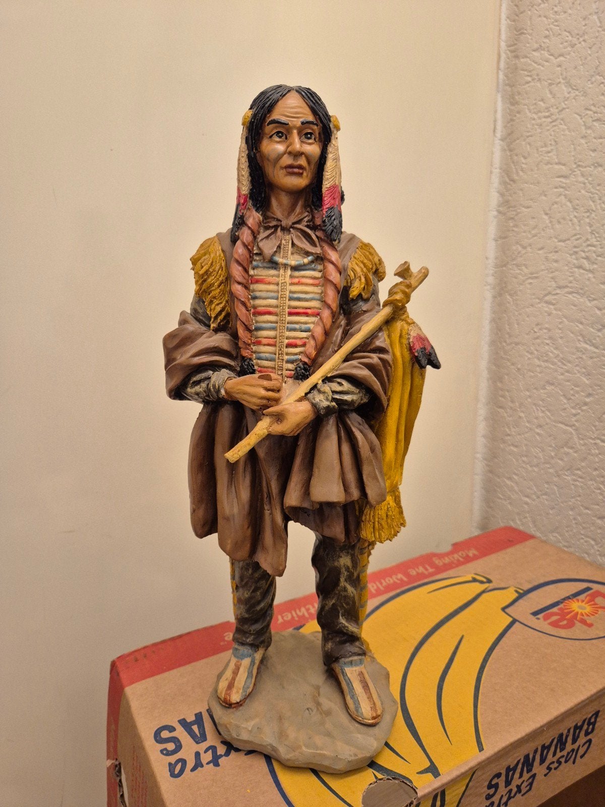 Beeld van Indiaanse man met staf, Ophalen, Kunststof, 20 - 50 cm, Beeld