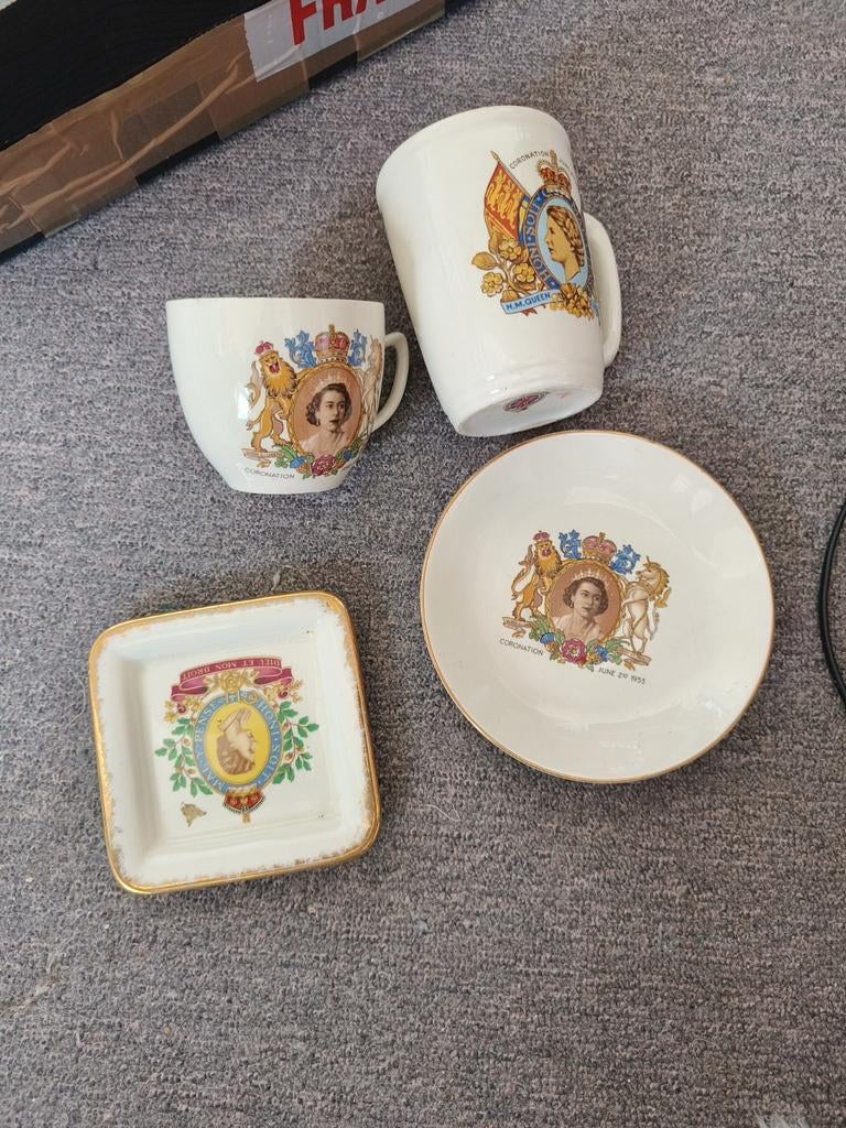 Engels servies met koninklijk thema, Antiek en Kunst, Antiek | Servies los, Ophalen of Verzenden