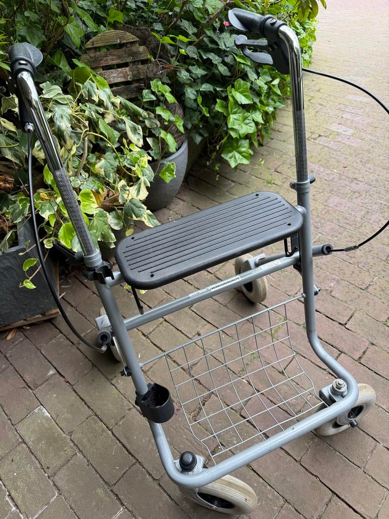 Rollator met handrem en tassenrek, Ophalen, Gebruikt