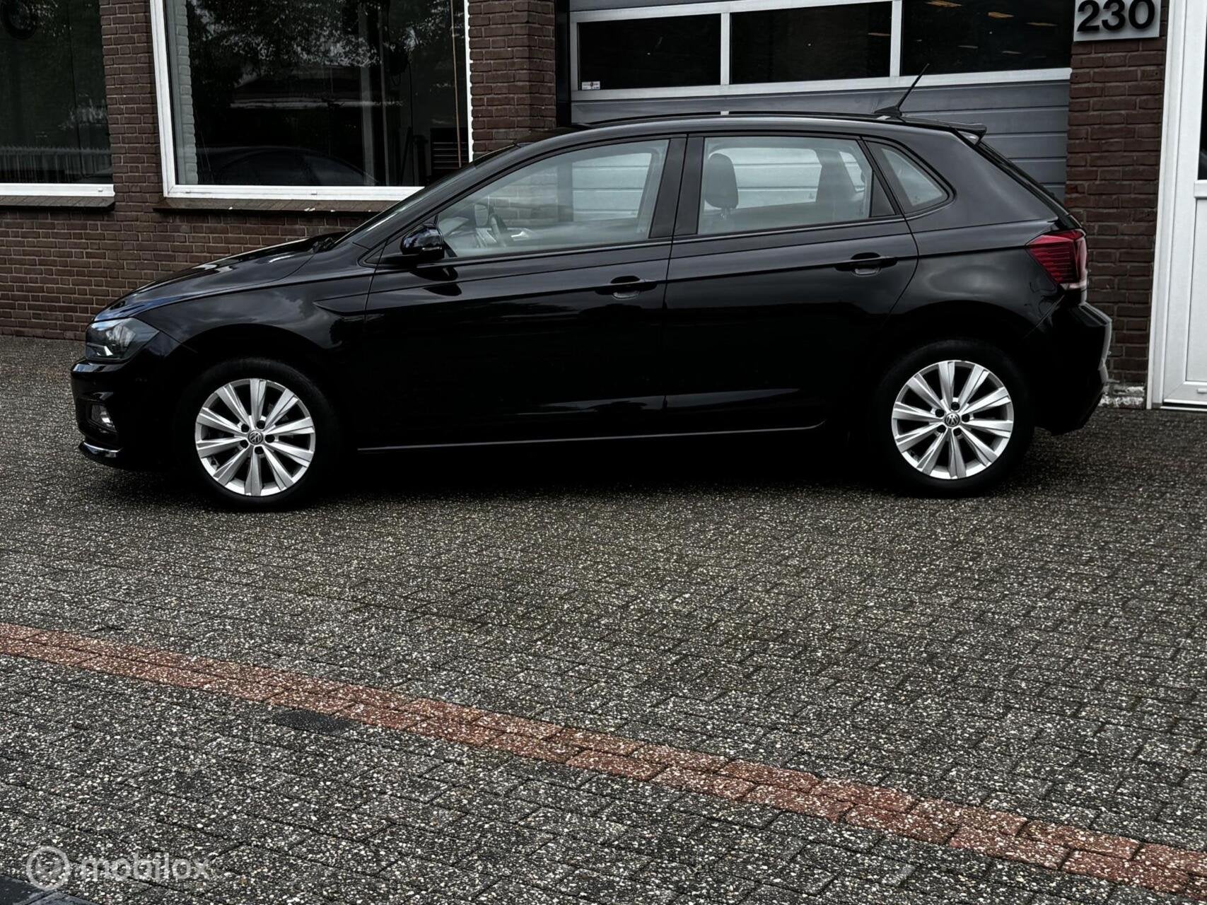 Volkswagen Polo 1.0 TSI NAVI/ECC-AIRCO/MF-STUUR/PDC, Auto's, Voorwielaandrijving, Euro 6, Zwart, Bedrijf