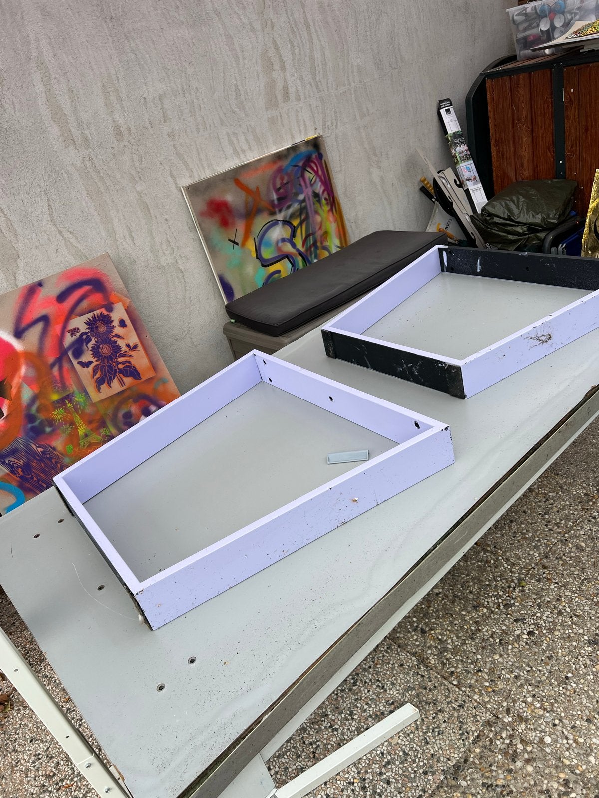 Gratis af te halen: Solide tafel met ijzeren poten, Huis en Inrichting, Ophalen, Gebruikt, 50 tot 100 cm, Rechthoekig