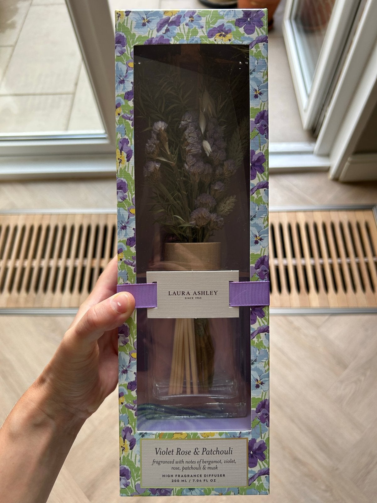 Laura Ashley Geurstokjes Violet Rose & Patchouli 200ml, Nieuw, Ophalen of Verzenden, Klassiek, Glas