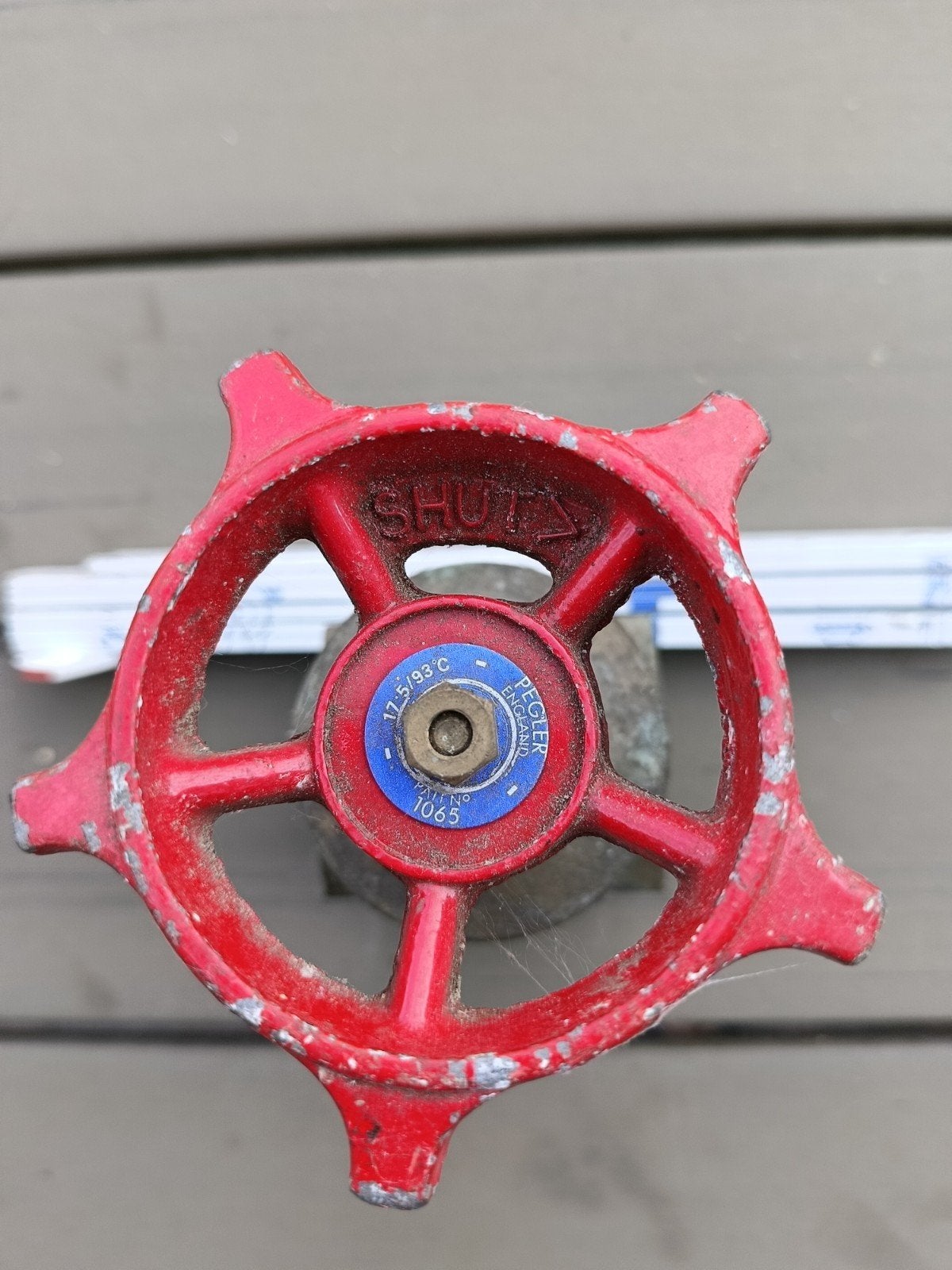 Oude messing kraan met rood handwiel, Ophalen of Verzenden, Gebruikt, Koper, Kraan
