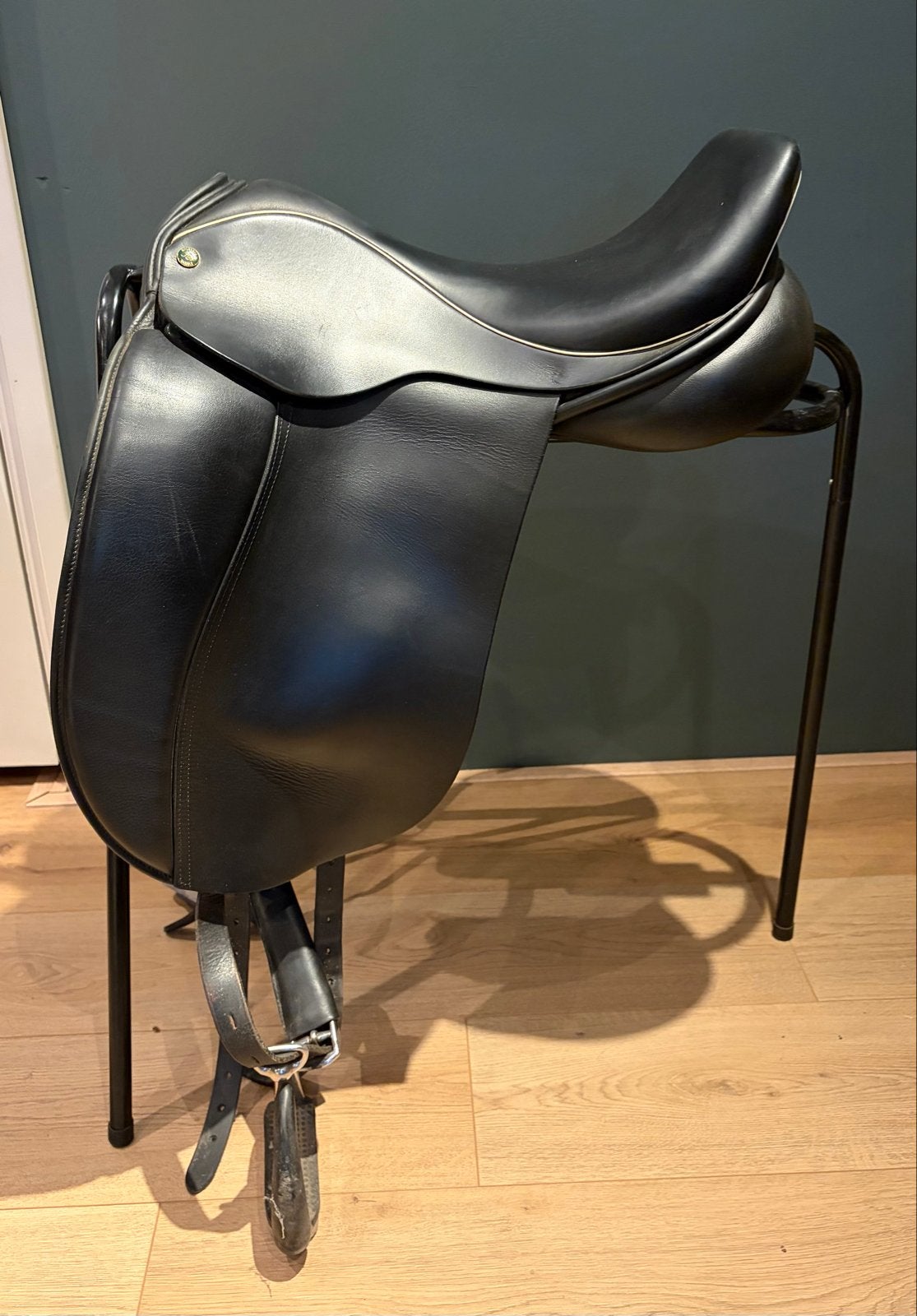 Hulsebos WB 3 18 inch voor paarden met korte rug, L (17.5 inch), Dressuur, Inclusief stijgbeugels, Zo goed als nieuw
