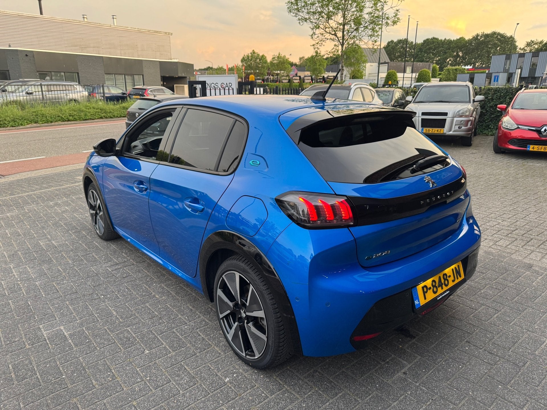 Peugeot E-208 EV GT LINE 350 50 kWh XENON LED CAMERA STOELVE, Auto's, Peugeot, Dealer onderhouden, 136 pk, Gebruikt, Blauw