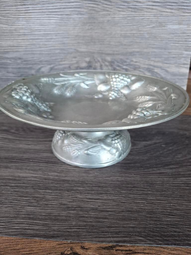 Tinnen fruitschaal op sokkel mooi versierd merk zie onderzij, Antiek en Kunst, Antiek | Tin, Ophalen of Verzenden