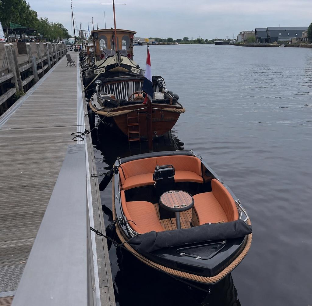 Stijlvolle Zwarte Sloep met Oranje Kussenset, Watersport en Boten, Sloepen, Overige typen, Tot 1.00 meter, Zo goed als nieuw, Overige merken