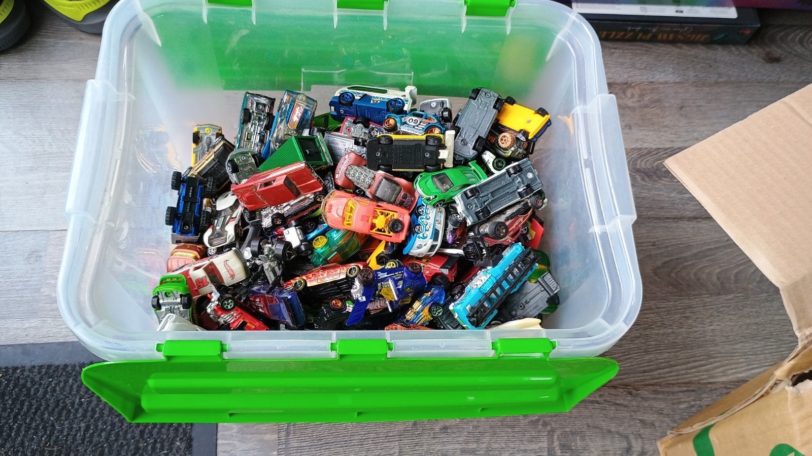 Grote bak vol met hotwheels, Kinderen en Baby's, Speelgoed | Speelgoedvoertuigen, Ophalen, Gebruikt