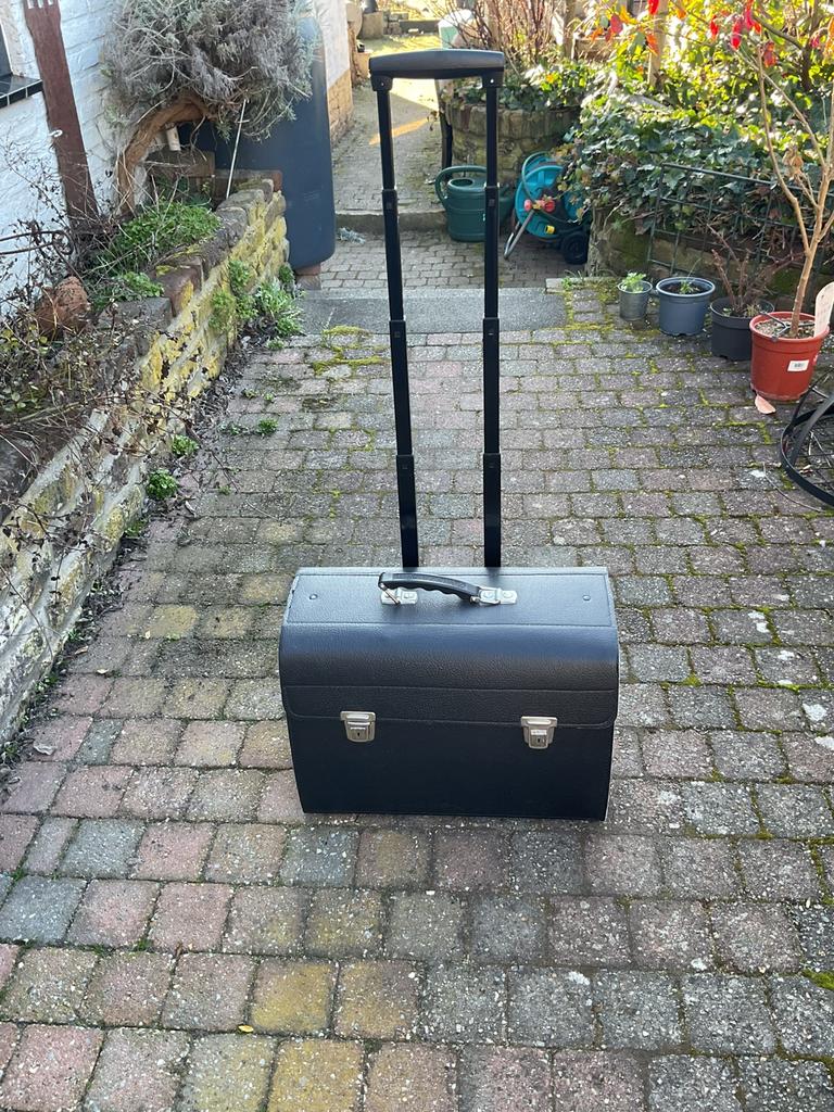 Rolkoffer met laden en vakverdeling bv voor pedicurespullen, Ophalen, Zo goed als nieuw