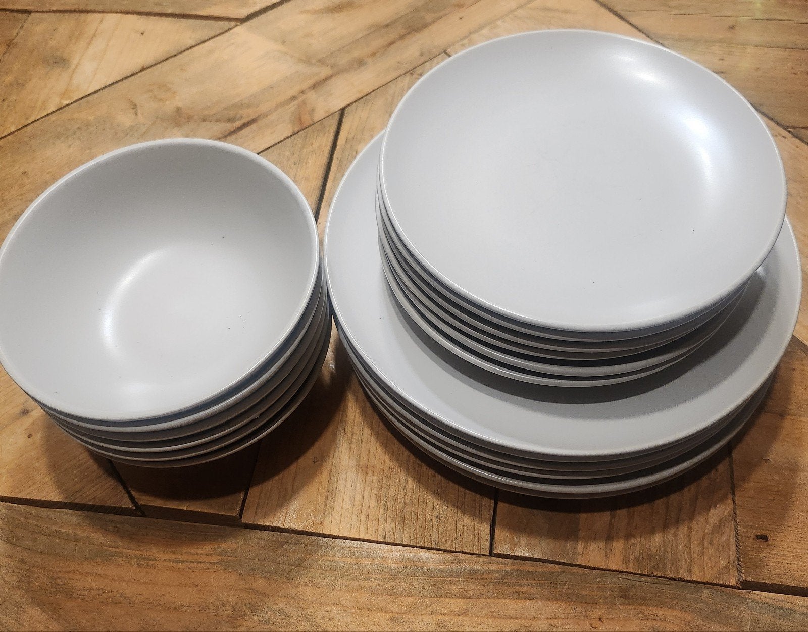Servies set licht Grijs 6 borden en  6 bordtje en 6 kommen, Keramiek, Ophalen of Verzenden, Zo goed als nieuw, Modern