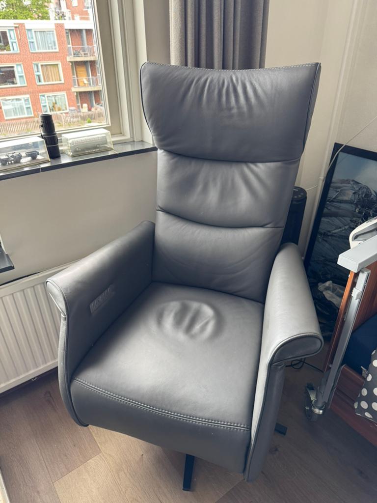 Luxe Prominent relaxfauteuil elektrisch verstelbaar met USB, Ophalen, Zo goed als nieuw, 50 tot 75 cm, Leer