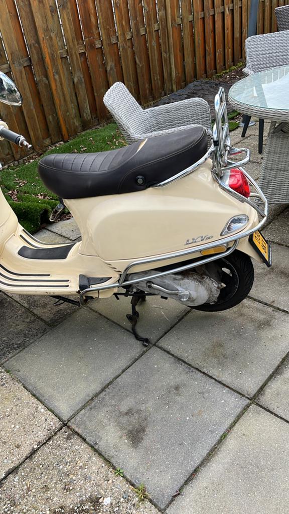Vespa LXV 50 Scooter - Crème Kleur, Maximaal 45 km/u, Ophalen of Verzenden, Zo goed als nieuw, Vespa LXV