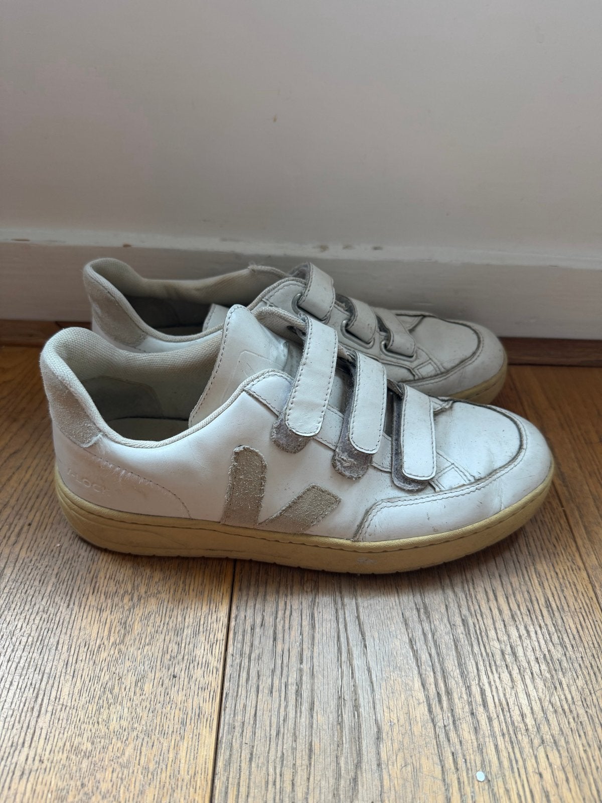 Witte Veja sneakers met klittenband - Maat 40, Ophalen of Verzenden, Gedragen, Wit, Sneakers of Gympen