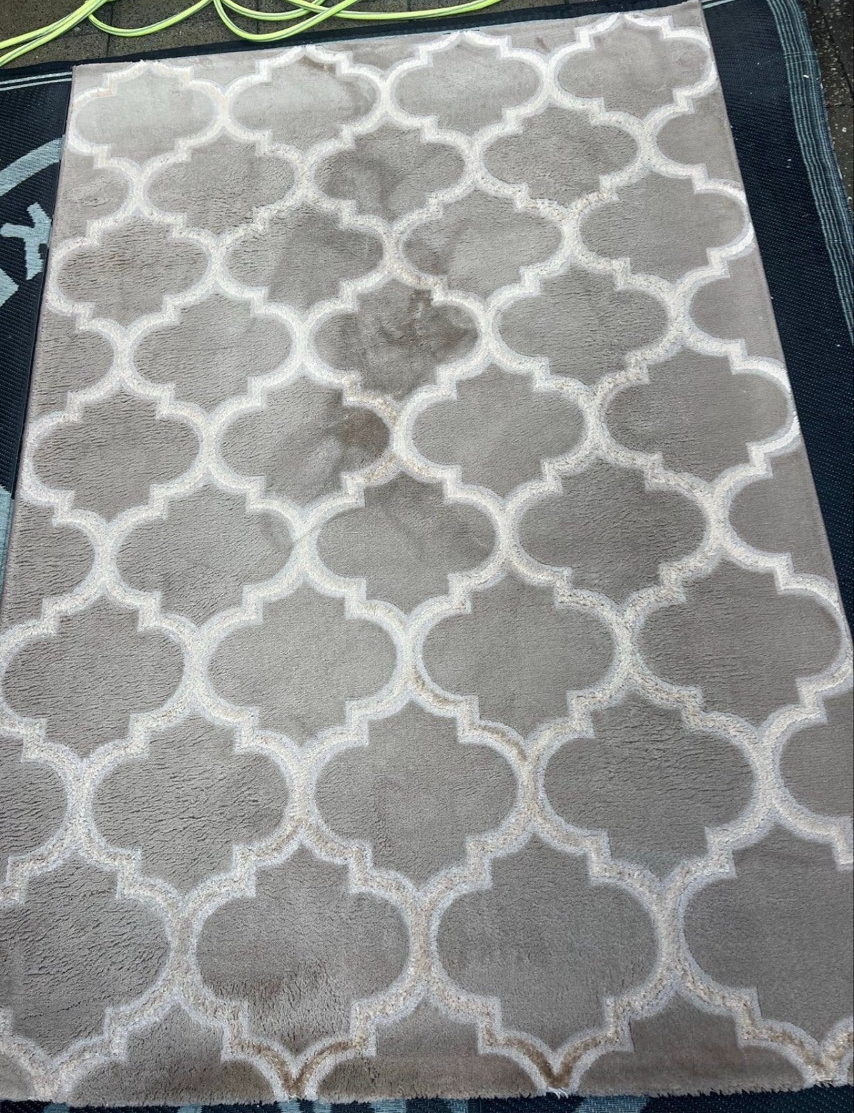 Modern grijs vloerkleed met Marokkaans klaverpatroon, Huis en Inrichting, Stoffering | Tapijten en Kleden, Ophalen, 100 tot 150 cm