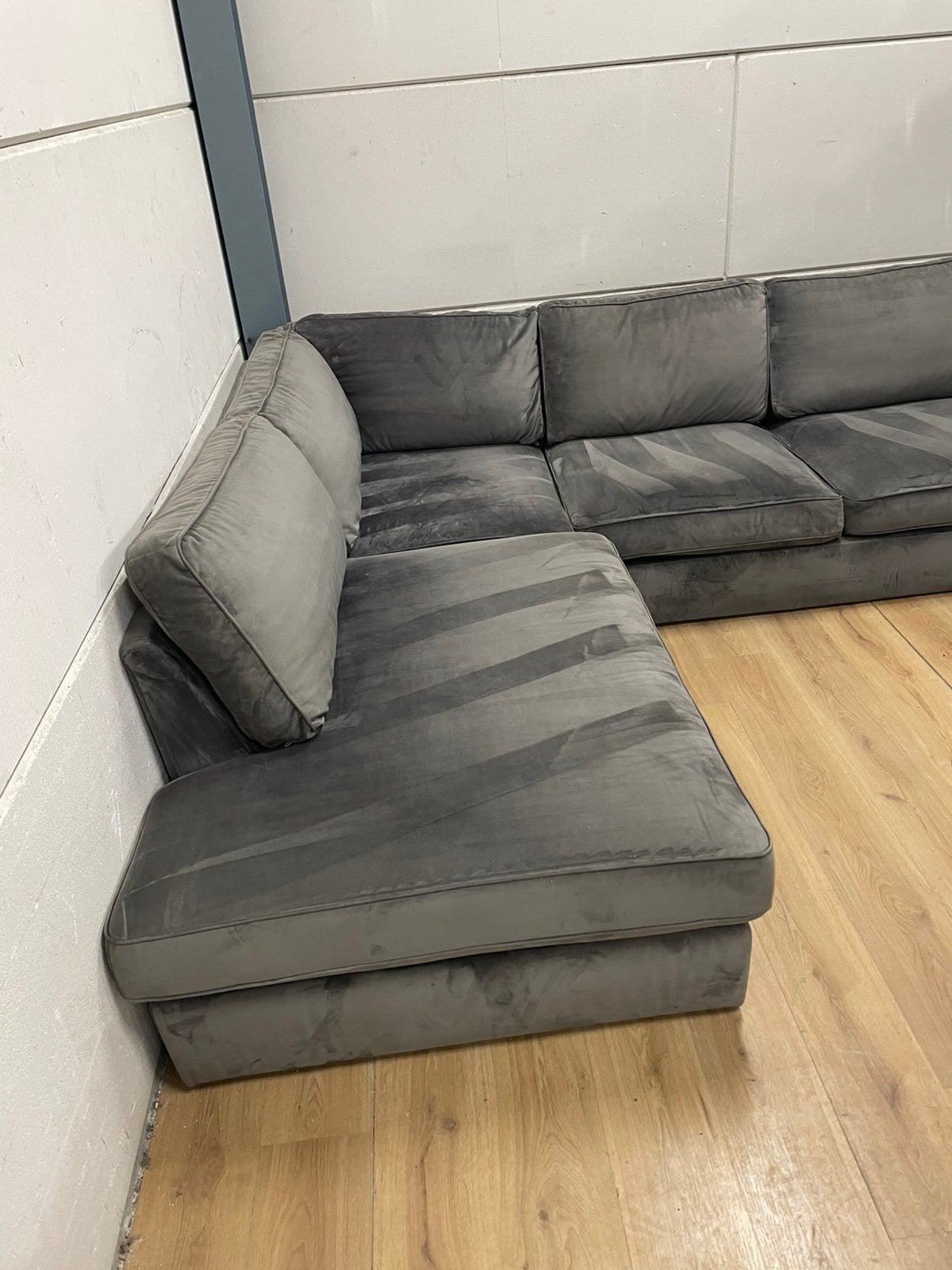 Mooie luxe suede velvet velours grijze hoekbank - GEREINIGD!, Ophalen, 250 tot 300 cm, Luxe, Hoekbank