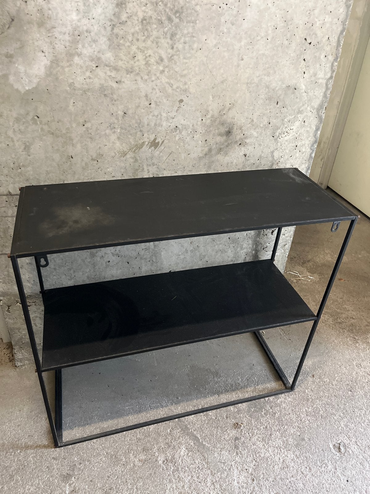 Zwart metalen bijzettafel / wandrek - 68,5x77x30 cm, Ophalen, Gebruikt, Metaal of Aluminium, 75 cm of meer