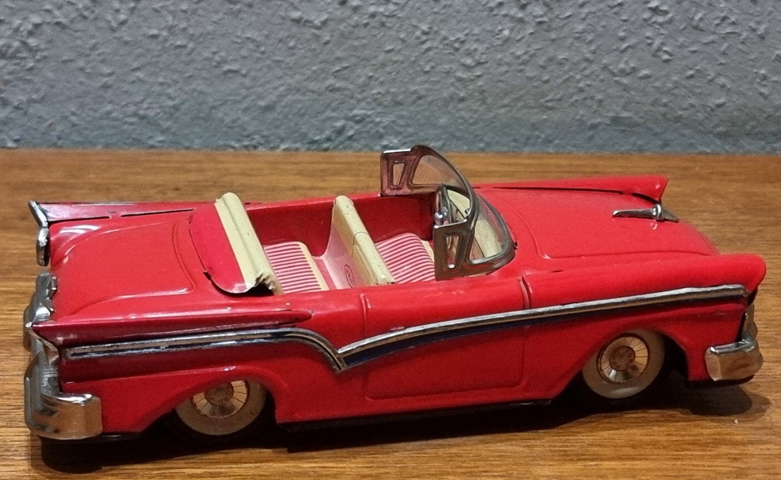 Haji Ford cabrio. Blikken frictie Japan, Verzenden