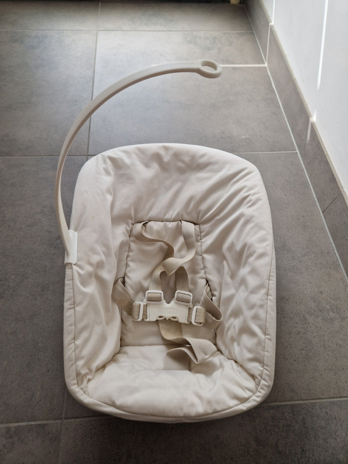 Stokke newborn set Tripp Trapp kinderstoel beige speelboog, Kinderen en Baby's, Kinderstoelen, Ophalen of Verzenden, Zo goed als nieuw