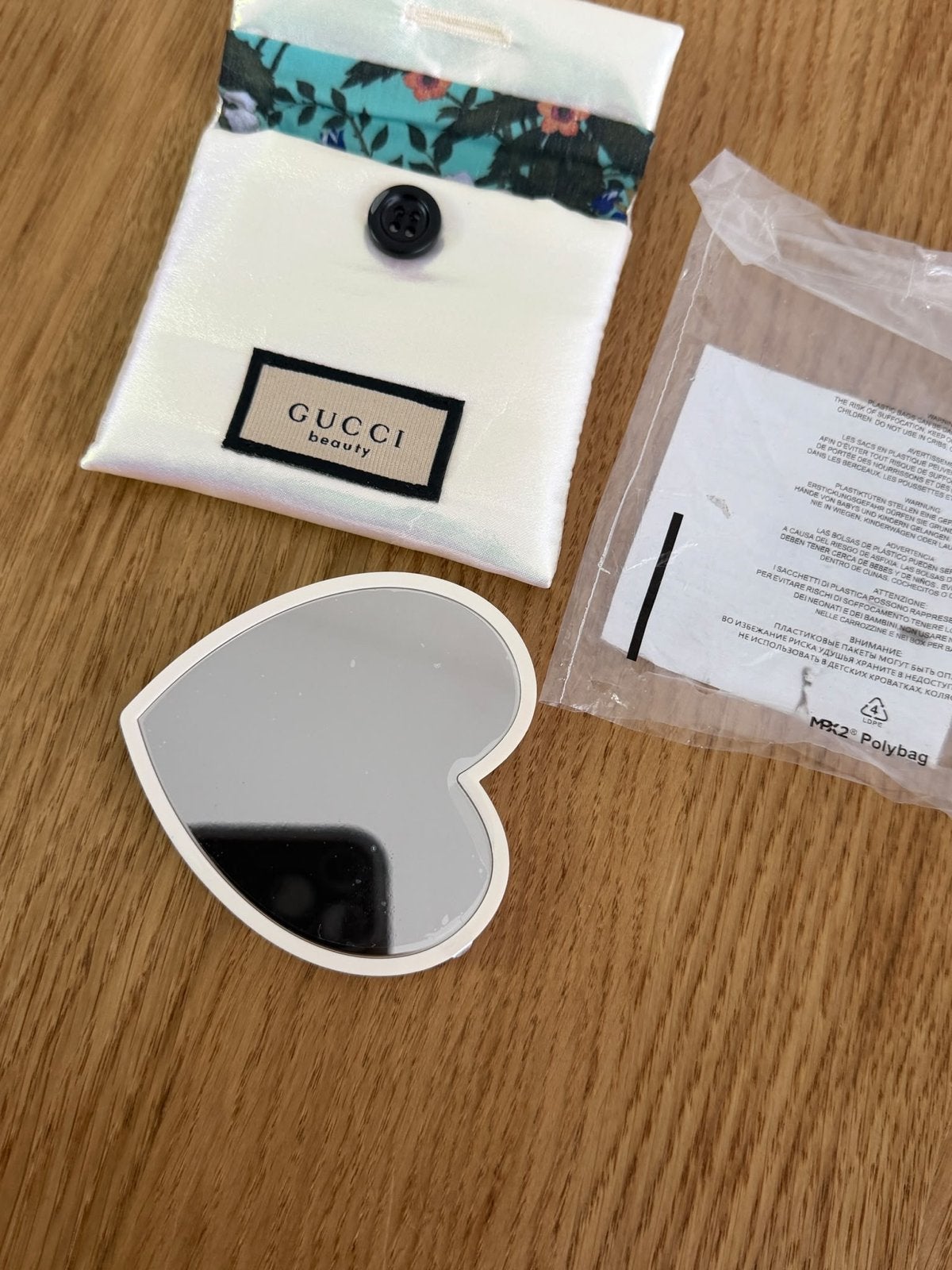 Gucci Beauty Hartvormige Spiegel met Zakje, Gehele gezicht, Wit, Nieuw, Ophalen of Verzenden