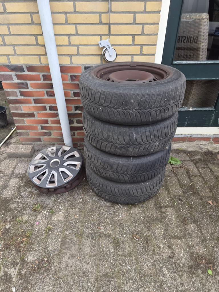 Winterbanden met stalen velgen en wieldoppen, Gebruikt, 16 inch, Banden en Velgen, Personenwagen