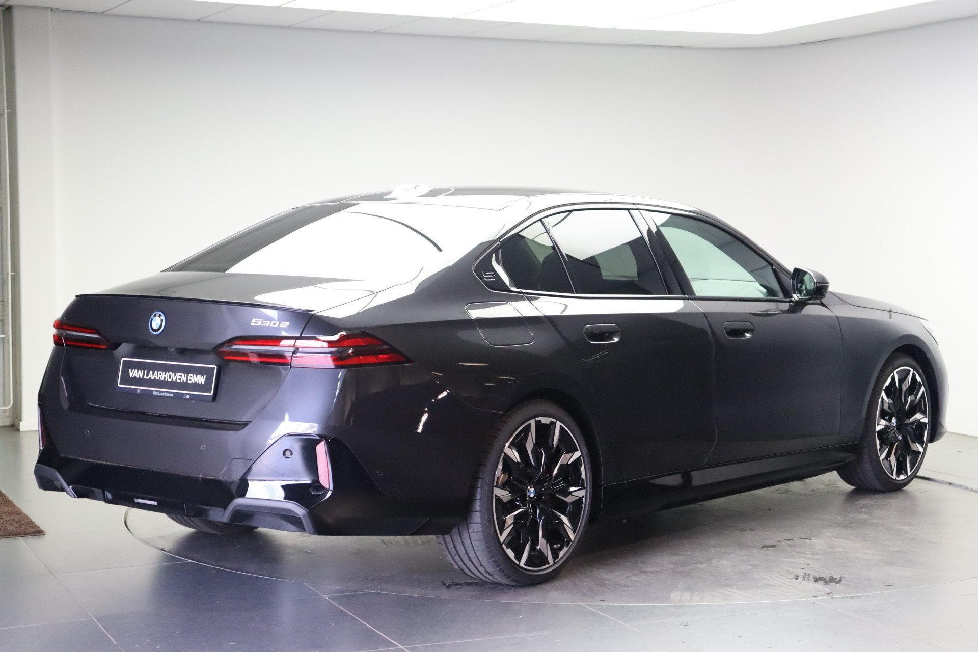 BMW 5 Serie 530e M Sport Automaat / Panoramadak / Bowers & W, Automaat, Achterwielaandrijving, Zwart, 4 cilinders