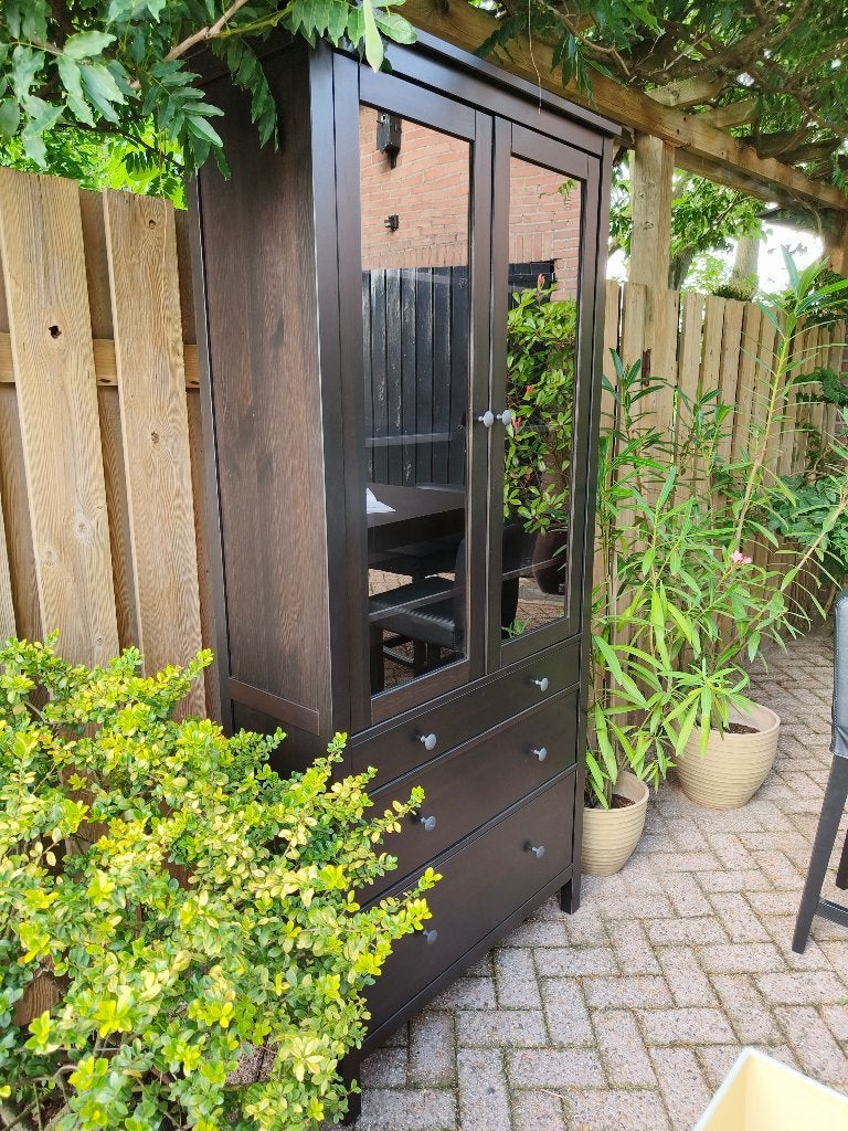 HEMNES vitrinekast zwartbruin – goede staat – 90x37x197 cm, Huis en Inrichting, Ophalen, Met deur(en), Zo goed als nieuw, 150 tot 200 cm