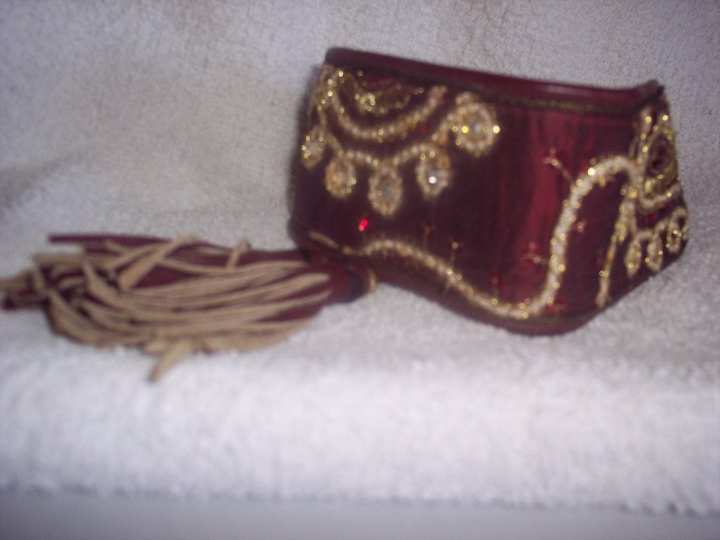 Aparte Halsband Bordeaux/Goudbrokaat Mt-Large met kwastjes., Ophalen of Verzenden, Zo goed als nieuw