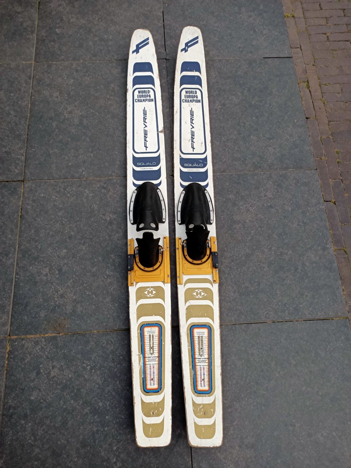 Frevrie Squalo waterski's - World Europa Champion, Watersport en Boten, Ophalen of Verzenden, Gebruikt, 160 cm of meer, Waterski's