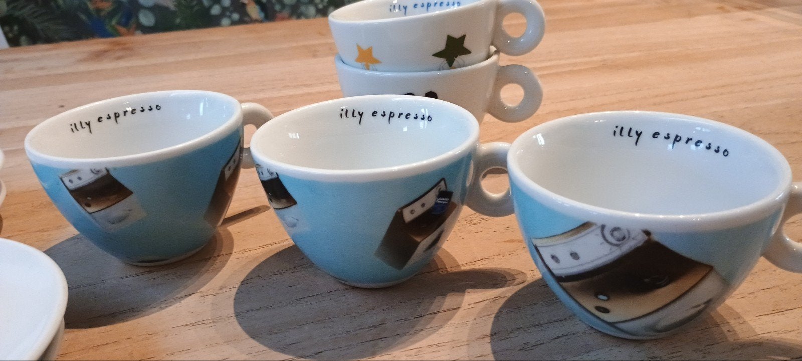 Drie Illy Espresso Kopjes met Schotels, Huis en Inrichting, Keuken | Servies, Ophalen, Zo goed als nieuw, Overige stijlen, Kop(pen) en/of Schotel(s)