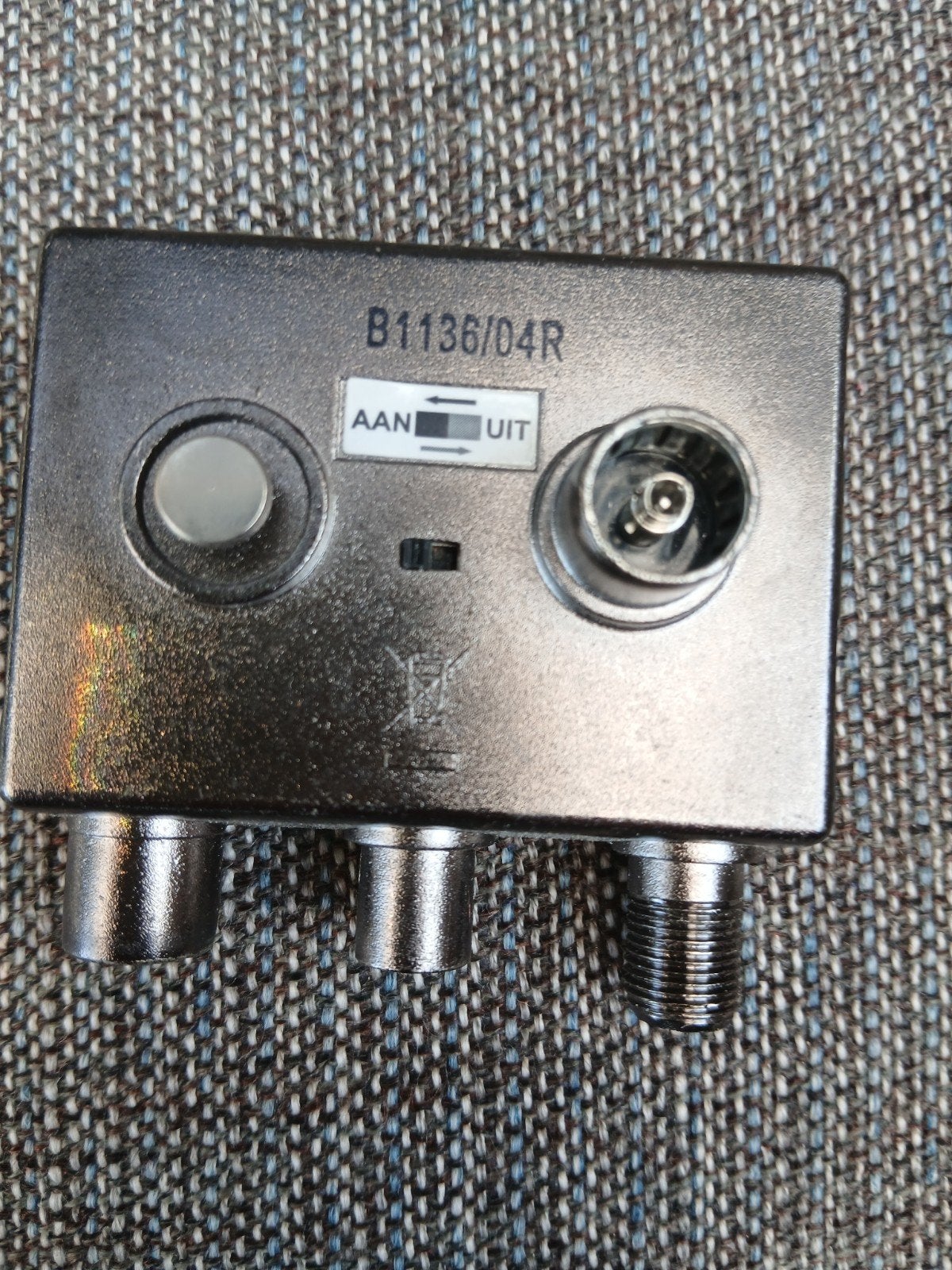 Signal splitter Coax opdruksplitter B1136/04R, met schakelaa, Telecommunicatie, Zenders en Ontvangers, Ophalen of Verzenden, Zo goed als nieuw