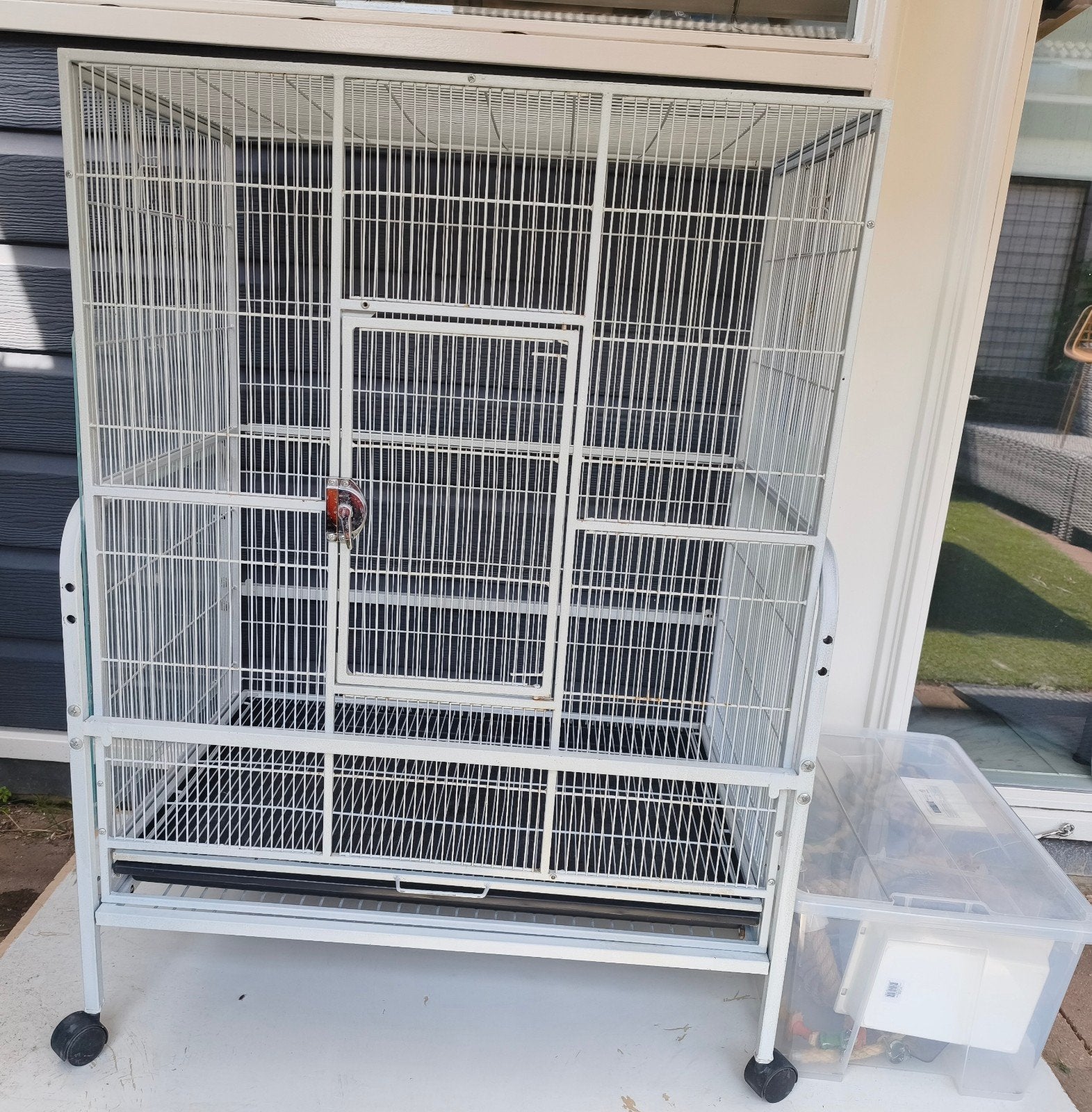 vogelkooi met speeltjes en wasbakje, Ophalen, Gebruikt, Metaal, Vogelkooi