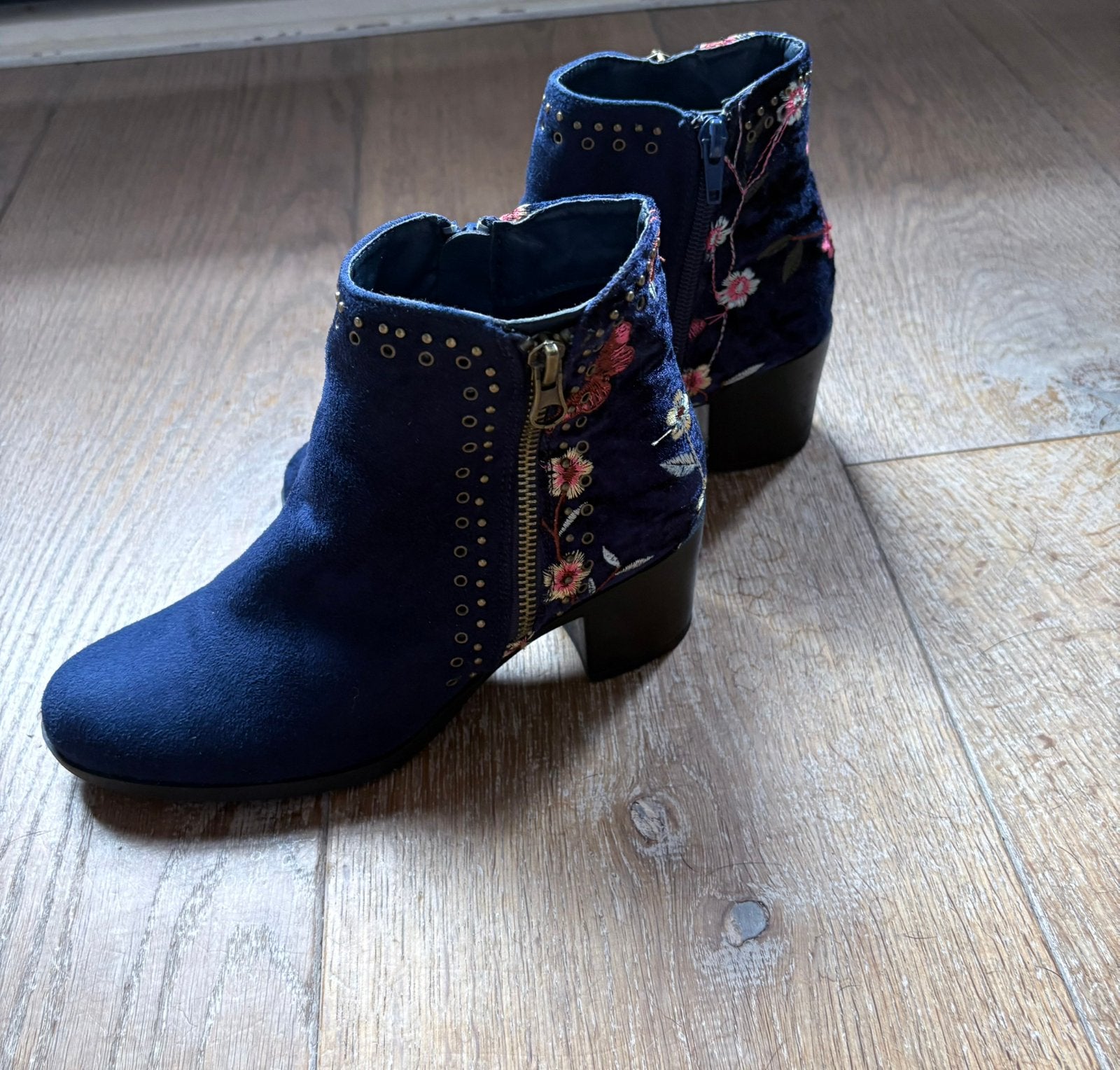Suèdelook blauwe met borduursel enkellaarsjes mt 37, Blauw, Lage of Enkellaarzen, Ophalen of Verzenden, Zo goed als nieuw