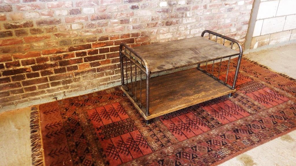 *Industriële lage tafel* staal met hout., Antiek en Kunst, Ophalen