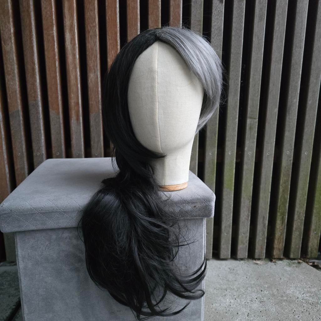 Zwarte grijze sidecut pruik, Ophalen of Verzenden, Nieuw, Accessoires