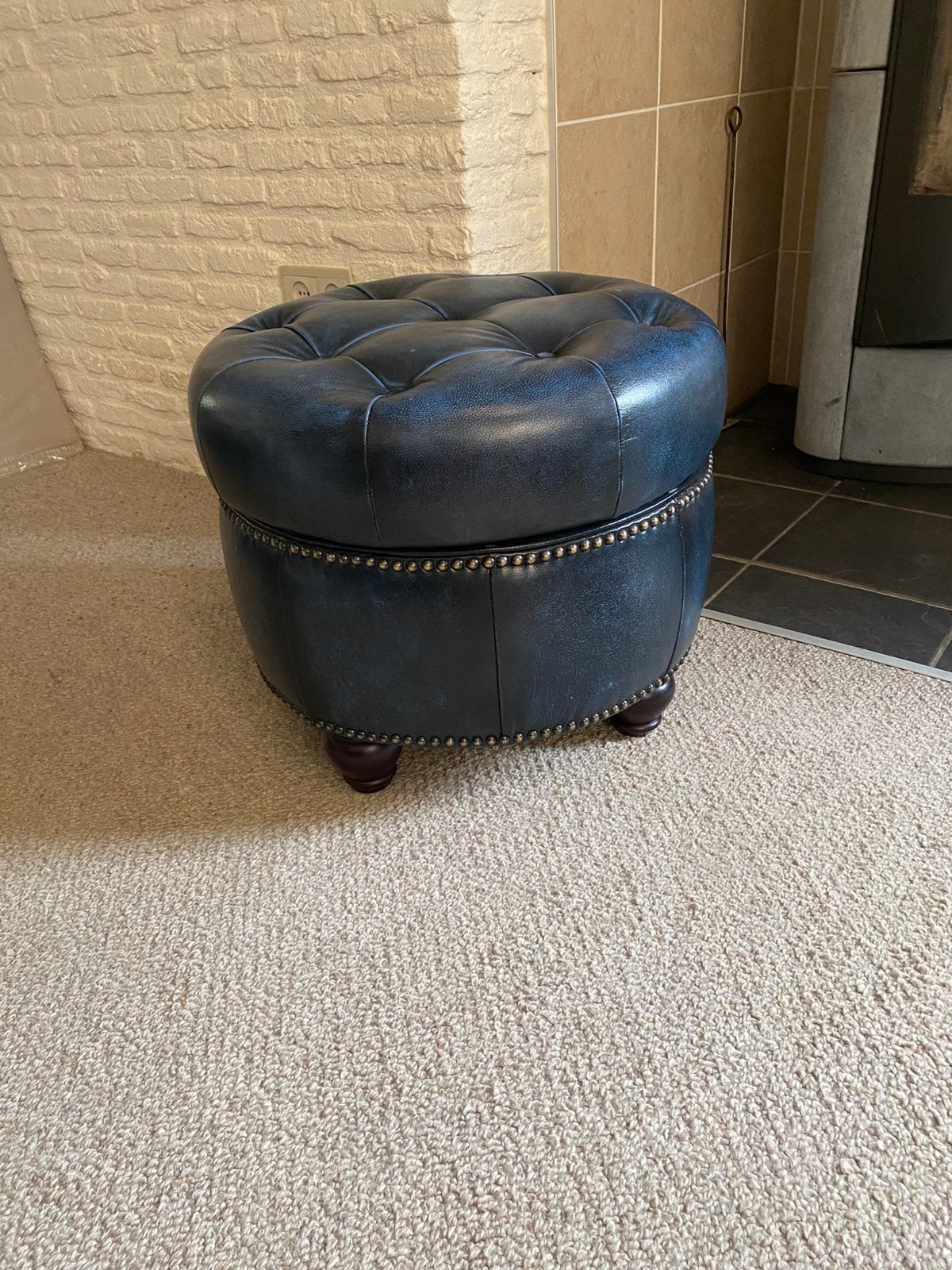 Chesterfield voetenbank / poef, Ophalen, Zo goed als nieuw, Chesterfield stijl, 50 tot 75 cm