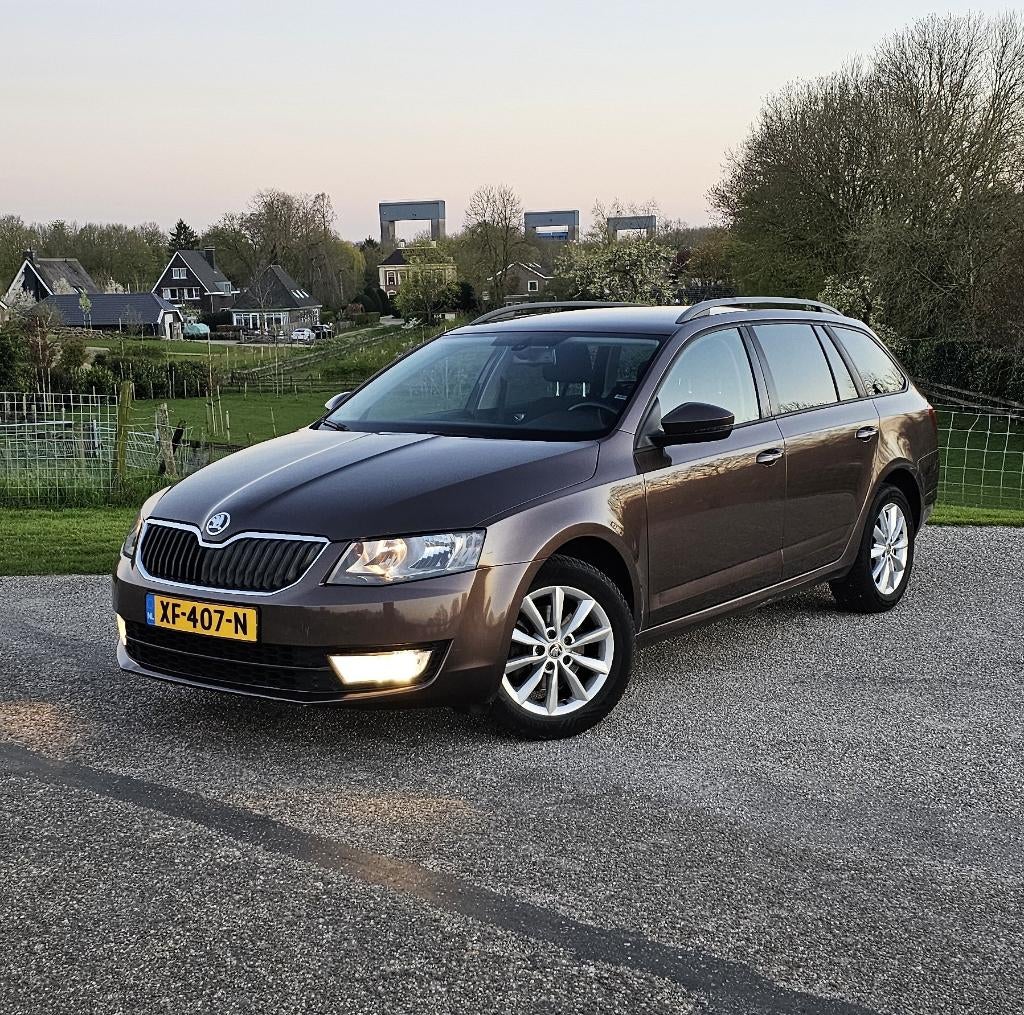 Skoda Octavia 1.4 TSI Combi 2013- Distr vv/Stoel vw/Carplay!, Voorwielaandrijving, Stof, 4 cilinders, Bruin