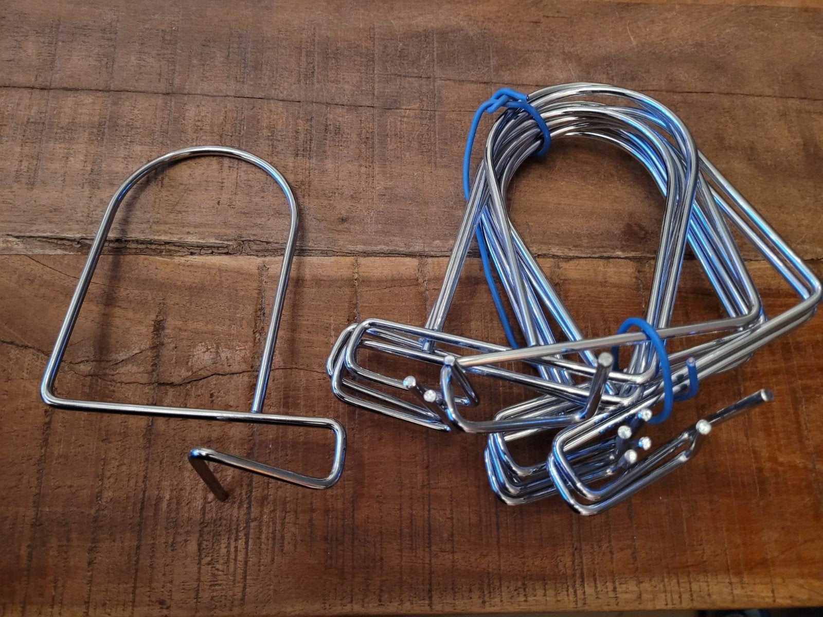 Ikea 4 rode en 8 zilveren metalen boeksteunen, Ophalen of Verzenden, Gebruikt, Rood, Metaal