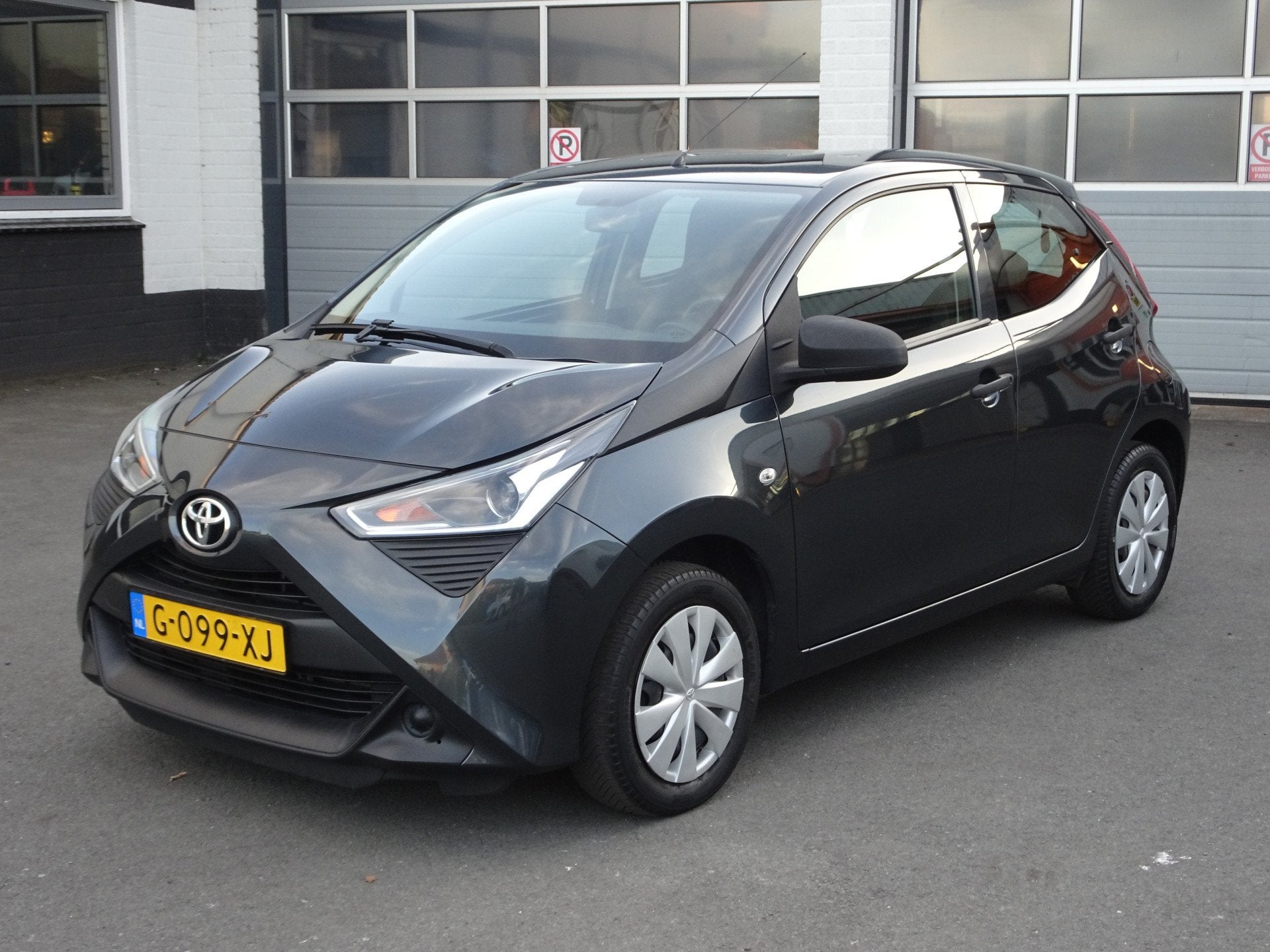Toyota Aygo 1.0 VVT-i x-fun Airco, elektrische ramen, centra, Voorwielaandrijving, Stof, Gebruikt, 4 stoelen
