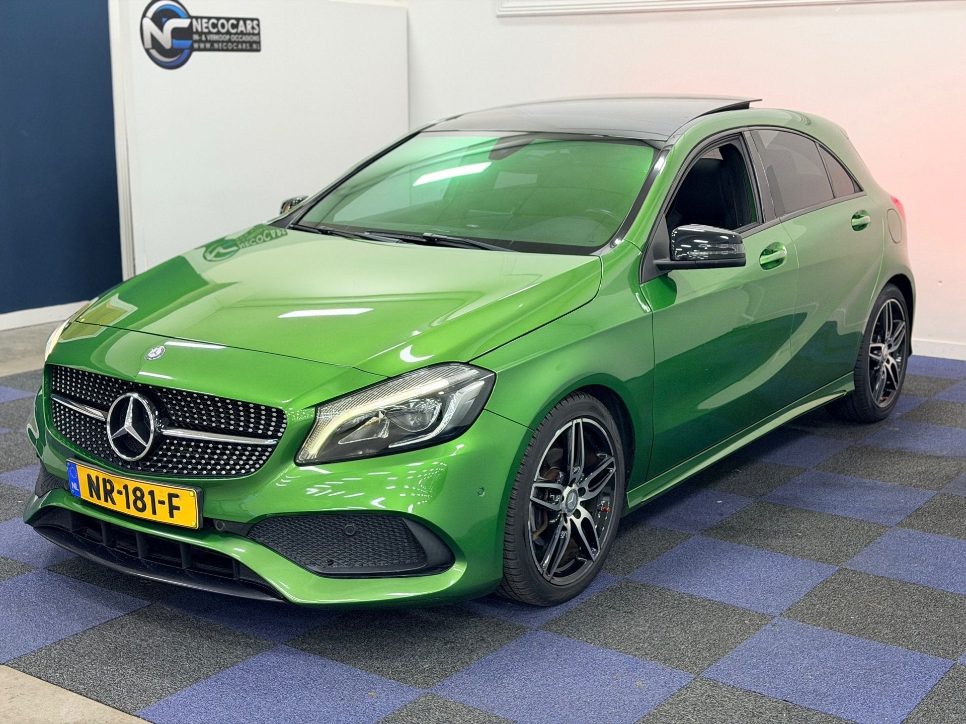 Mercedes-Benz A-klasse 180 Ambition / PANORAMADAK / AUTOMAAT, Dealer onderhouden, Gebruikt, 4 cilinders, Leder en Stof