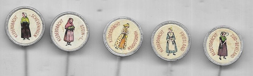 5 KLEDERDACHT SPELDEN SCHEVENINGEN STEIN HINDELOPEN ETC, Verzamelen, Speldjes, Pins en Buttons, Ophalen of Verzenden, Gebruikt