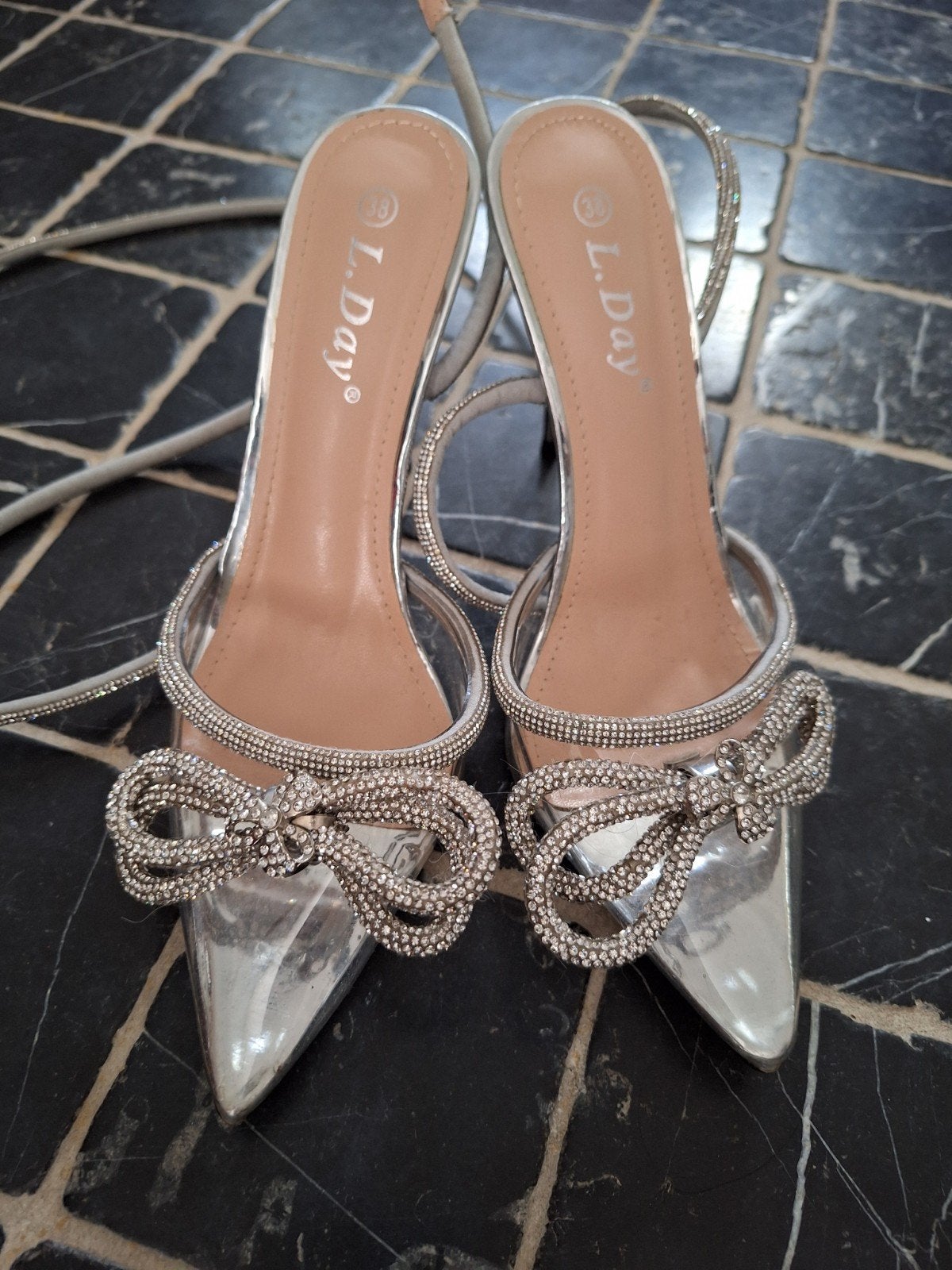 Zilveren pumps met strik en strass - Maat 38, Ophalen of Verzenden, Gedragen, Overige kleuren, Pumps