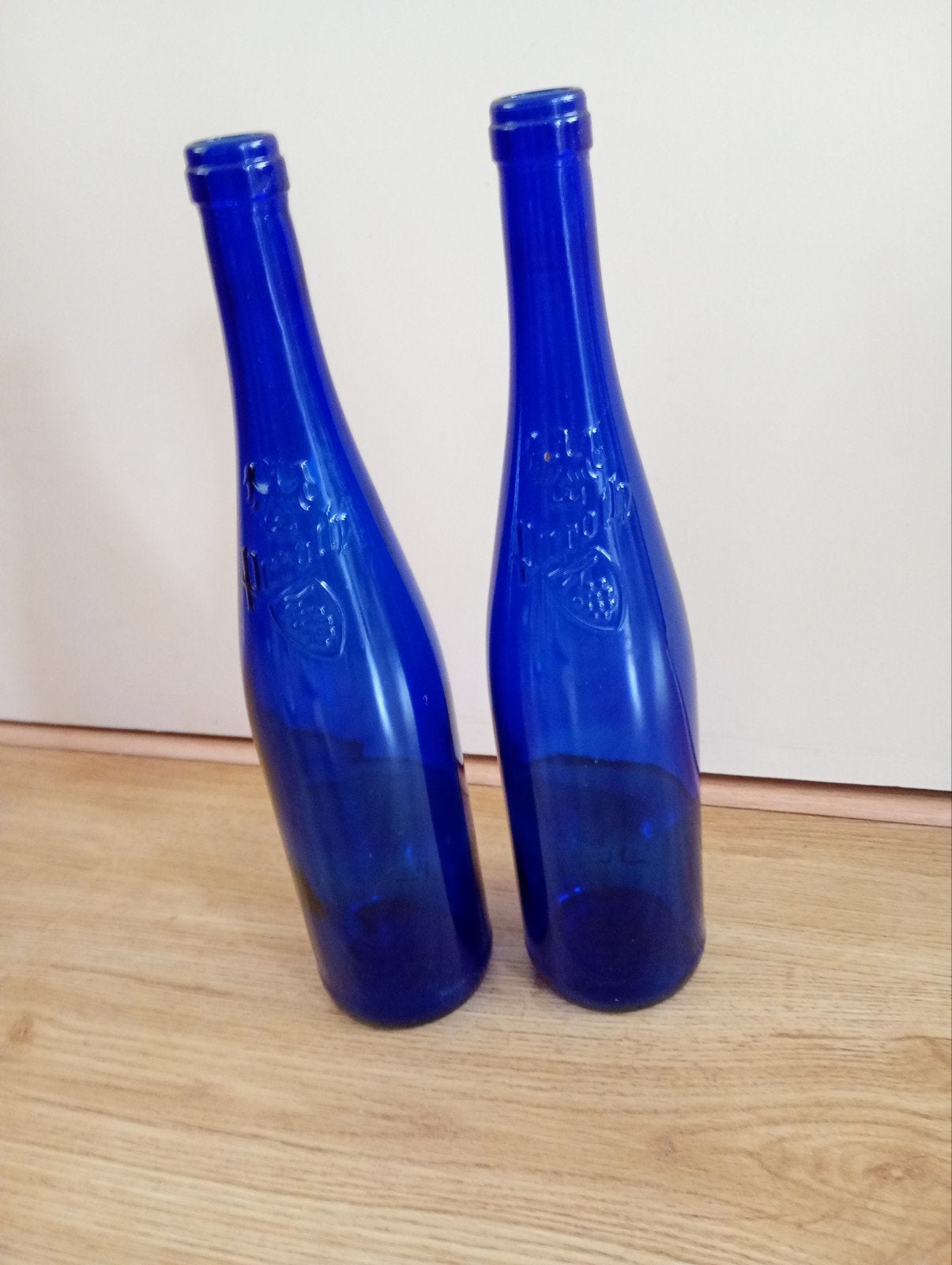 Twee blauwe glazen flessen van 33 cm hoog., Blauw, Ophalen of Verzenden, 33 cm, Glas