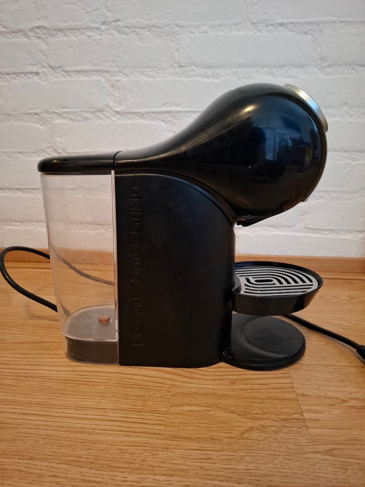Nescafé Dolce Gusto koffiezetapparaat met cups, Witgoed en Apparatuur, Ophalen, Koffiemachine, Zo goed als nieuw, 1 kopje