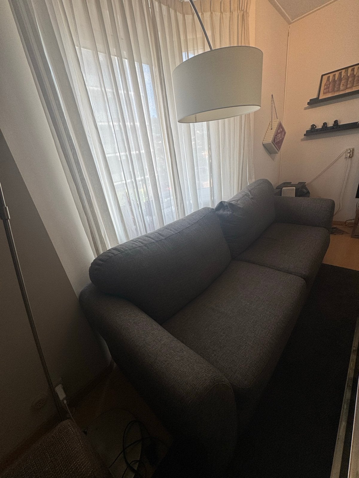 Comfortabele grijze tweepersoonsbank, Ophalen, Gebruikt, 150 tot 200 cm, Tweepersoons