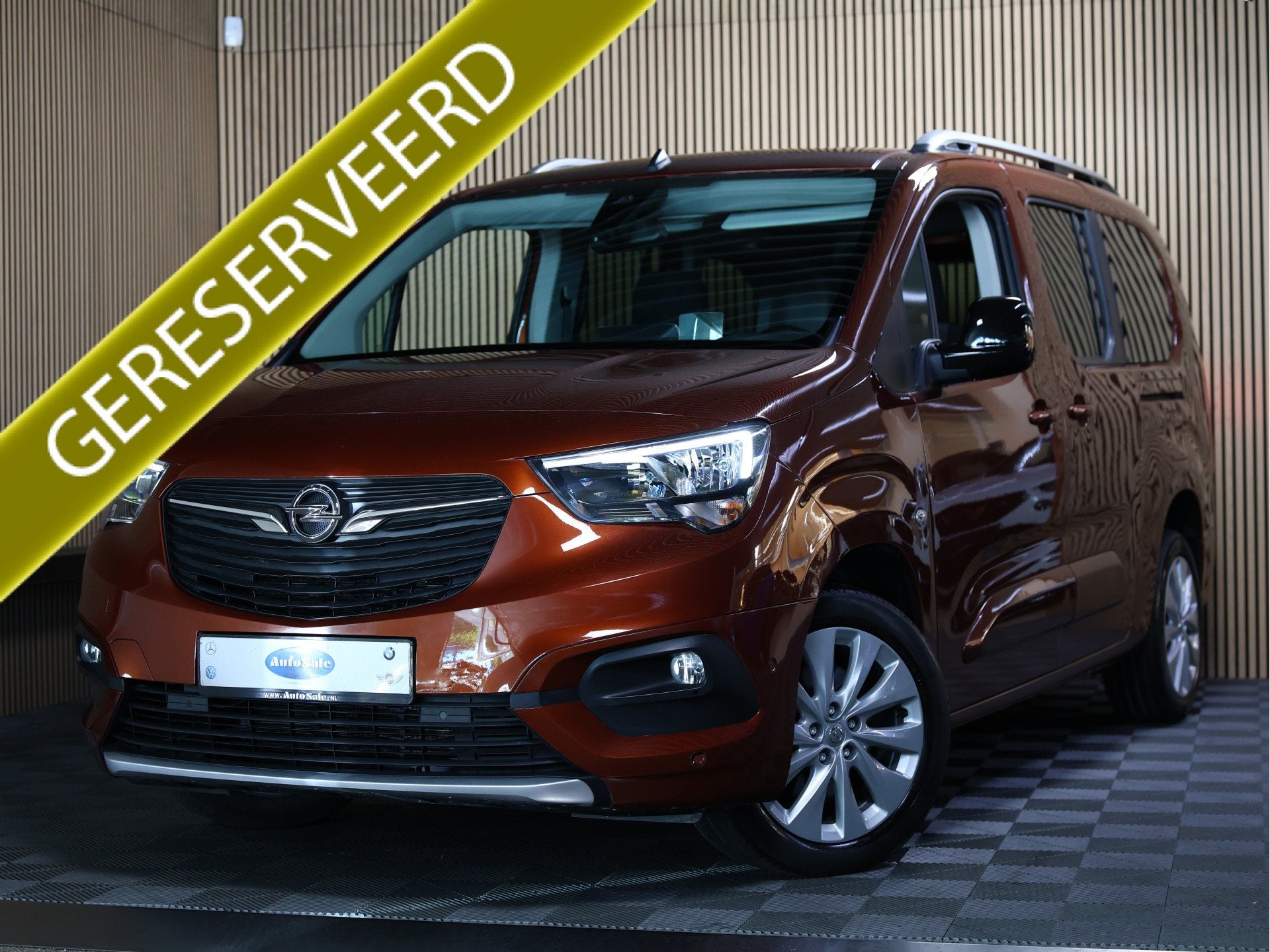 Opel Combo 1.2 Turbo Innovation XL 7pers AUTOM NAVI Carplay, Auto's, Stof, Gebruikt, 4 cilinders, Bruin