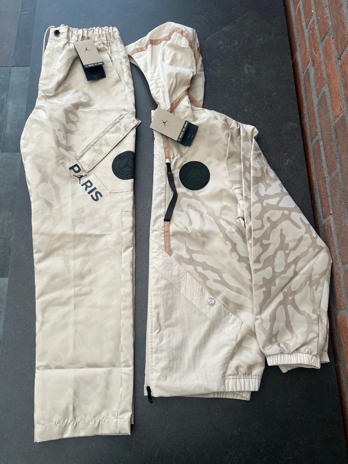Jordan x PSG trainingspak - Nieuw met kaartjes, Kleding | Heren, Ophalen of Verzenden, Nieuw, Maat 46 (S) of kleiner, Beige